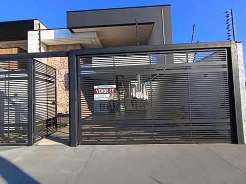 CASA DE ALTO PADRAO EM MARINGÁ, COM 3 DORMITÓRIOS, 1 SENDO SUÍTE, PISCINA, E GARAGEM  AMPLA PARA 2 CARROS. 