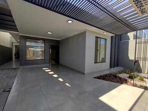 Casa à venda em Maringá, com 3 quartos sendo 1 suíte, piscina, churrasqueira, lavanderia e garagem ampla