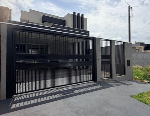 Casa à venda em Maringá, 3 quartos sendo 1 suíte, 1 banheiro social, piscina, hidromassagem, churrasqueira e por 990 mil